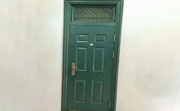 治多学校教室门