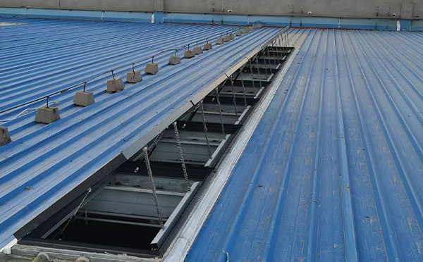 某城市大型商业综合体中庭治多排烟窗工程