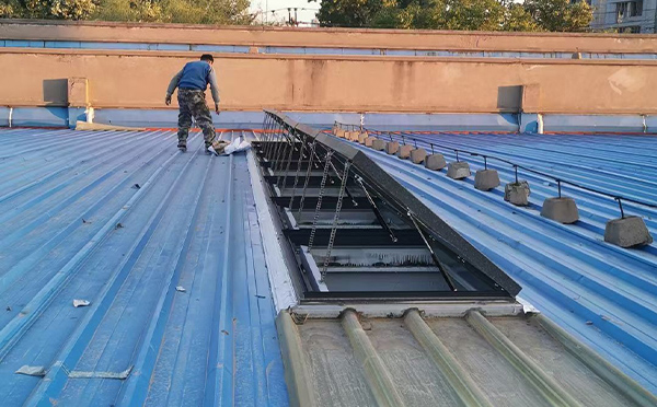 某区域性物流仓储中心治多排烟窗系统安装项目