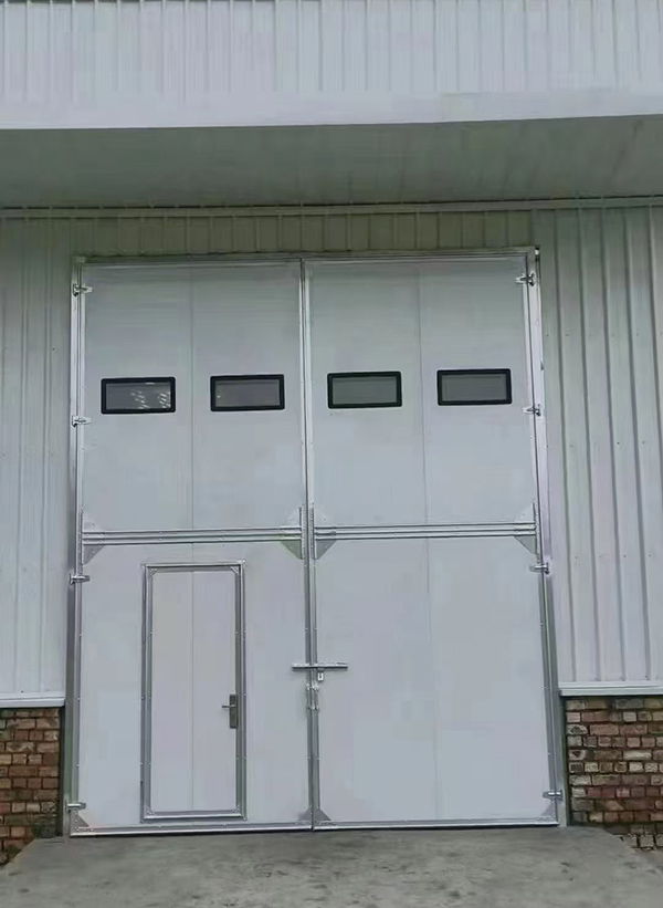 治多工业门在设备装配车间出入口的实施记录